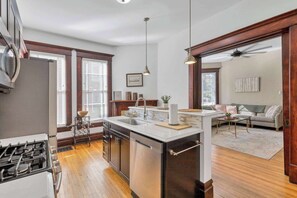 Geladeira, micro-ondas, fogão, cooktop