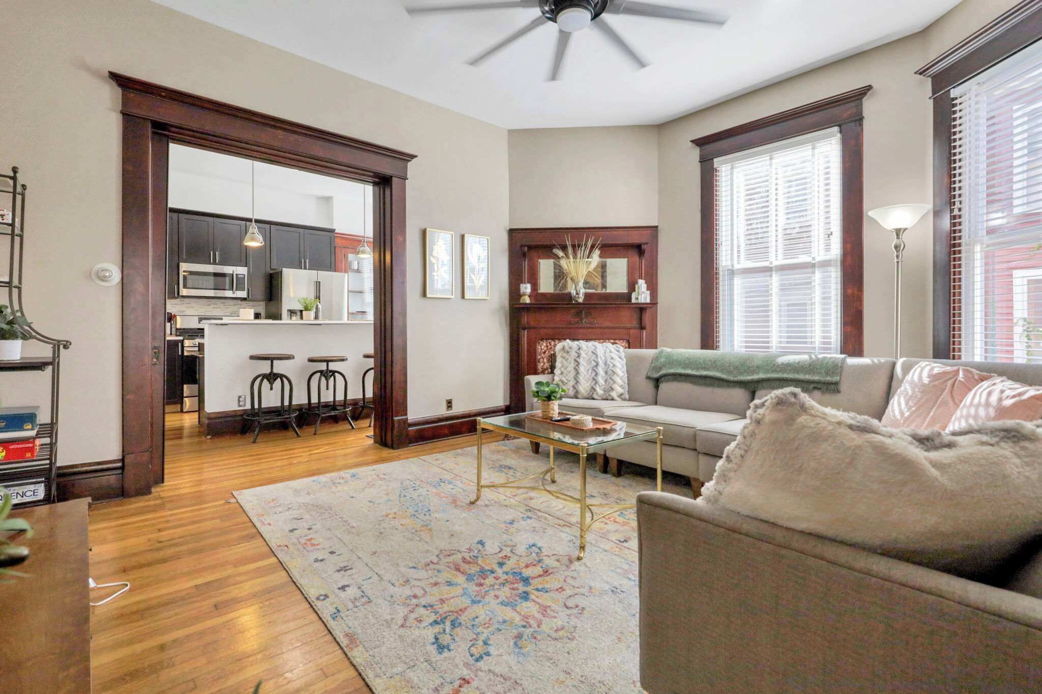 Télévision, cheminée, espaces bureaux