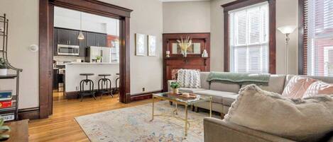 Télévision, cheminée, espaces bureaux