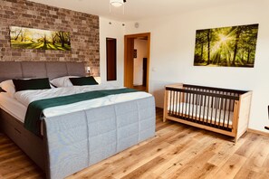 3 室のベッドルーム、セーフティボックス (室内)、デスク、アイロン / アイロン台