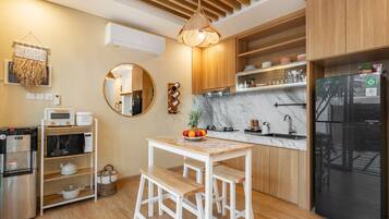 Fridge, microwave, stovetop, coffee/tea maker