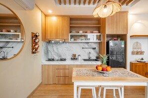 Refrigerador, microondas, parrilla de estufa y cafetera y tetera