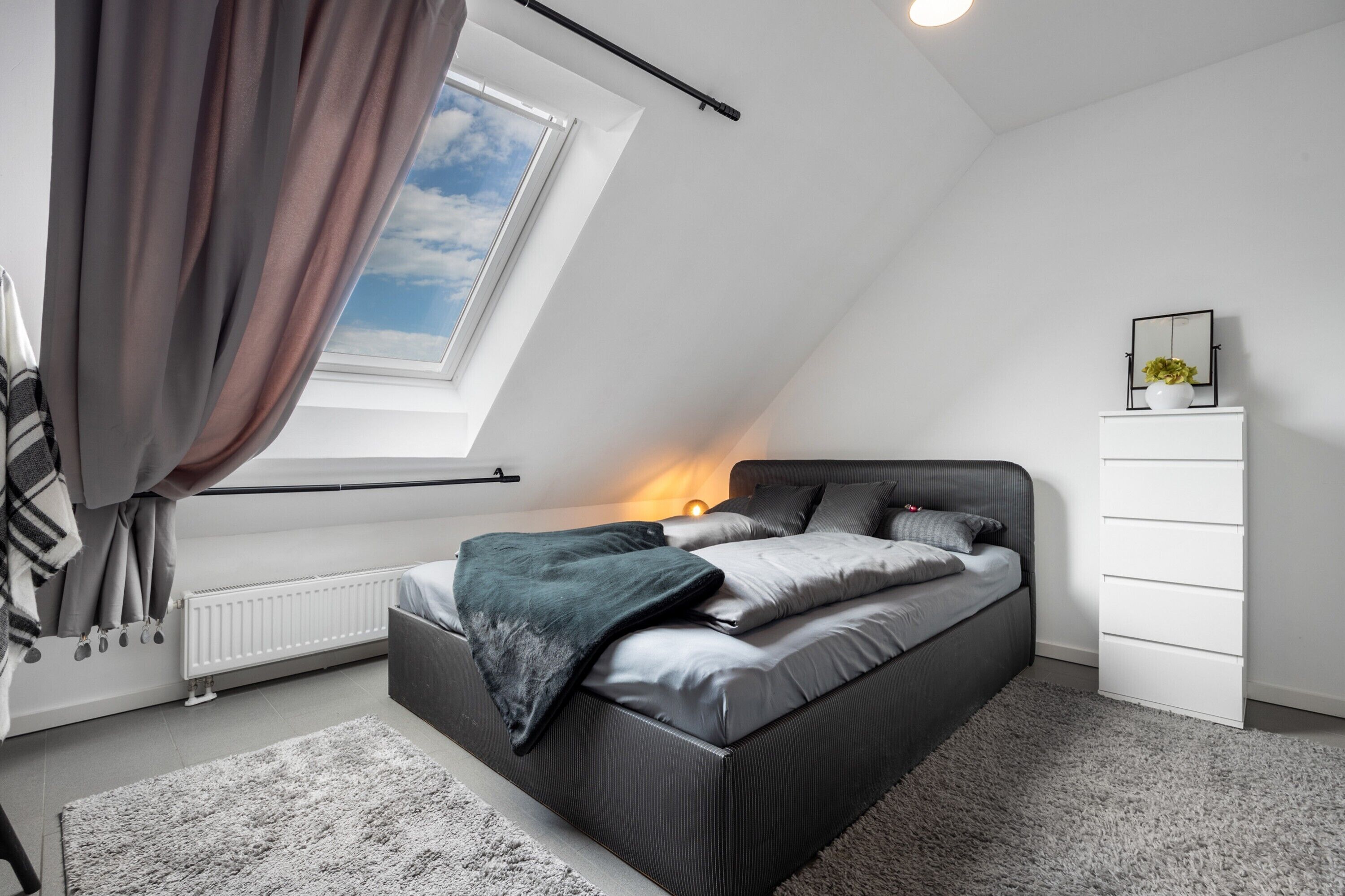 3 slaapkamers, een strijkplank/strijkijzer, gratis wifi, beddengoed