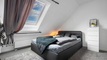 3 slaapkamers, een strijkplank/strijkijzer, gratis wifi, beddengoed