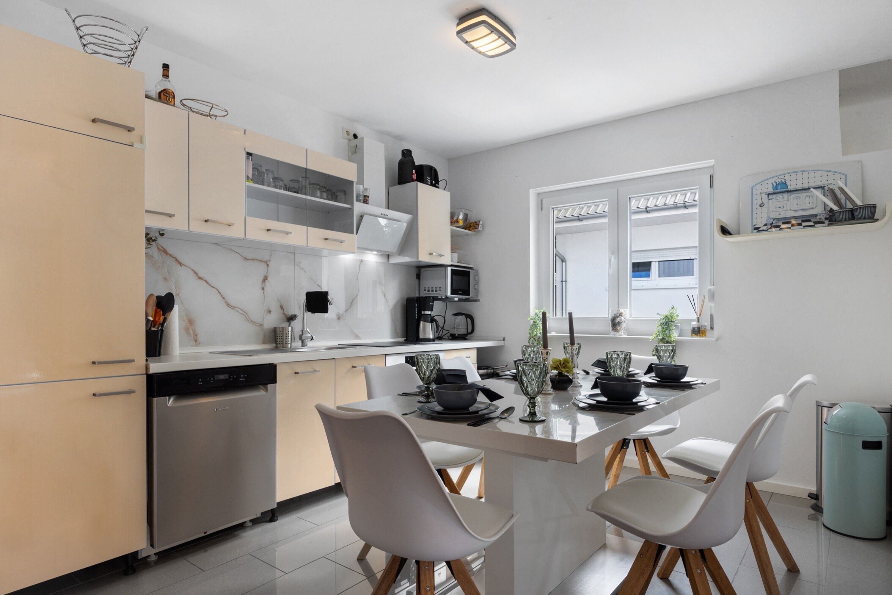 Frigorifero, microonde, forno, piano cottura