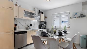 Frigorifero, microonde, forno, piano cottura