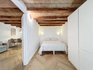 1 slaapkamer, een strijkplank/strijkijzer, gratis wifi, beddengoed