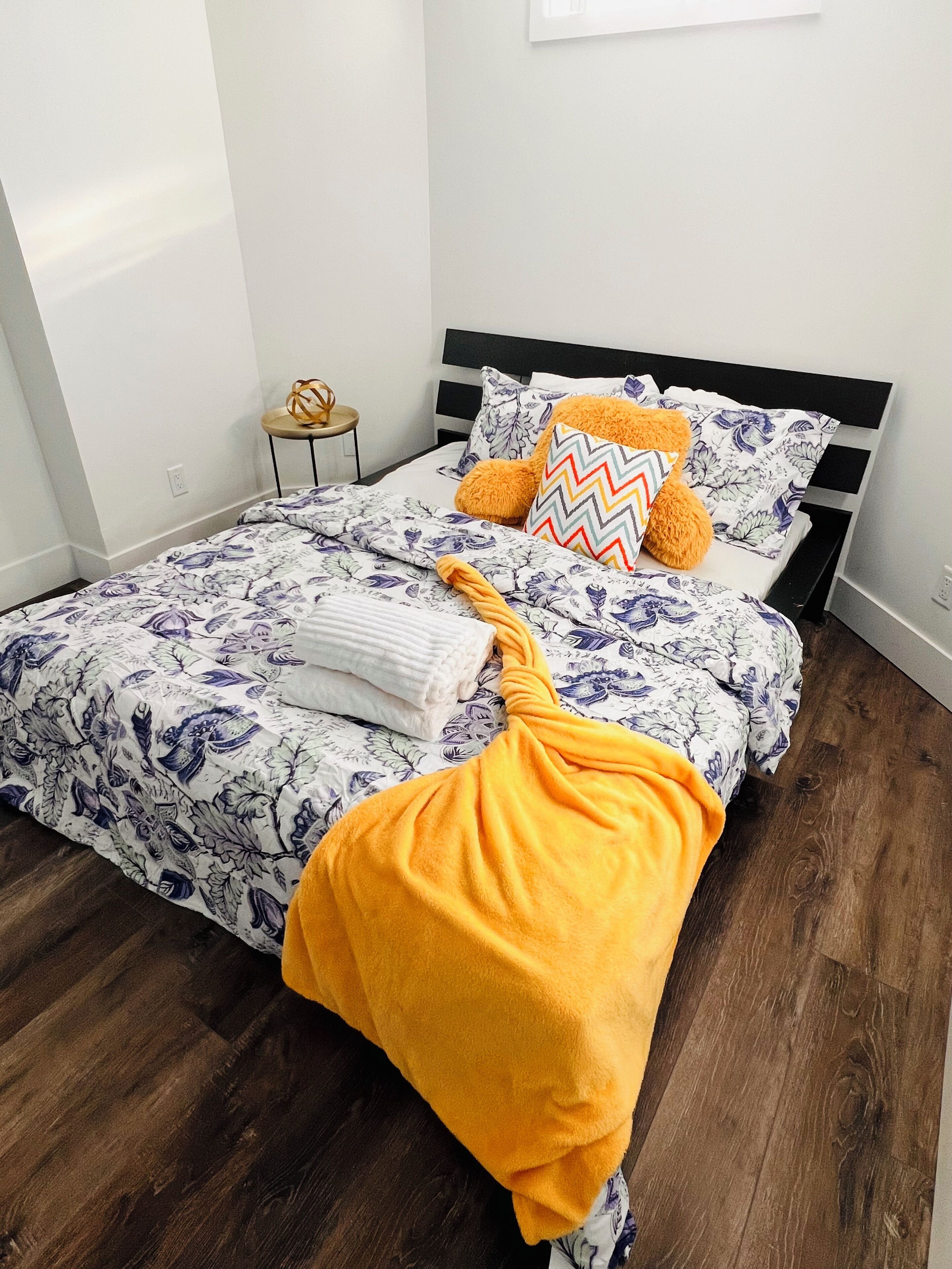 Una camera da letto con un letto, un comodino e una finestra.