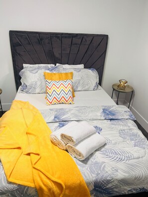 2 bedrooms, iron/ironing board, WiFi, bed sheets - Soft Cellar⭐️Stylish⭐️Central⭐️Comtemporary⭐️Sleeps4 (Edmonton)