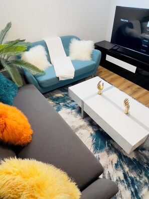 Smart TV - Soft Cellar⭐️Stylish⭐️Central⭐️Comtemporary⭐️Sleeps4 (Edmonton)