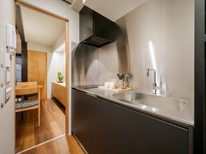 Tradisjonelt hus, 3 soverom, kjøkken, hageutsikt | Eget kjøkken | Minikjøleskap, mikrobølgeovn, kokeplater og espressomaskin