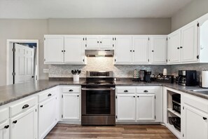 Réfrigérateur, four à micro-ondes, un four, surface de cuisson