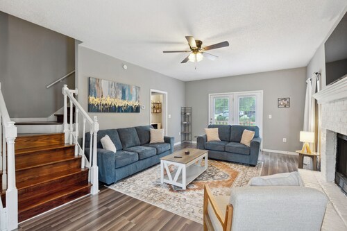 Beautiful home in quiet neighborhood with arcade room. Pet friendly!