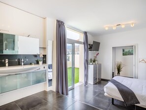 5 slaapkamers, een strijkplank/strijkijzer, internet, beddengoed