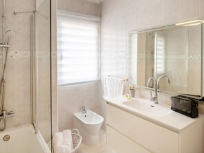 Shower, hair dryer, towels - Enchanting Villa Portocervo Heated Pool Sea view (Adeje)