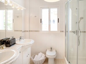 Shower, hair dryer, towels