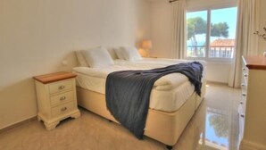 3 habitaciones, tabla de planchar con plancha, internet y ropa de cama 