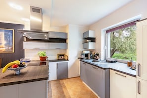 冷蔵庫、電子レンジ、オーブン、コンロ