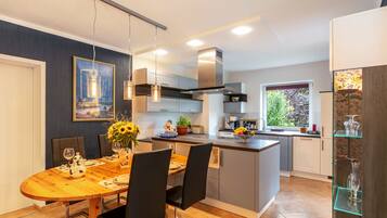 KĂŒhlschrank, Mikrowelle, Ofen, Herdplatte