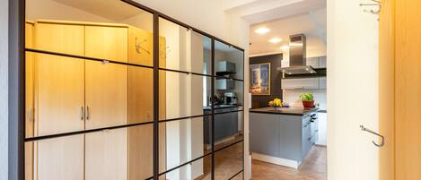 雪櫃、微波爐、焗爐、爐具