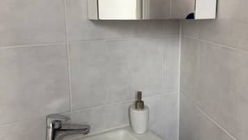 SĂšche-cheveux, serviettes fournies, savon, papier toilette