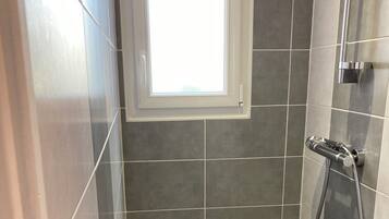 SĂšche-cheveux, serviettes fournies, savon, papier toilette