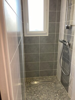 Hårføner, håndklær, såpe og toalettpapir