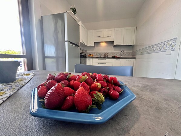 Fridge, oven, stovetop, coffee/tea maker