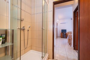 Shower, towels