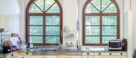 Plaque de cuisson, lave-vaisselle, cafetiĂšre/bouilloire