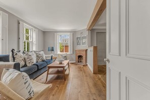 Televisor, llar de foc i oficines 