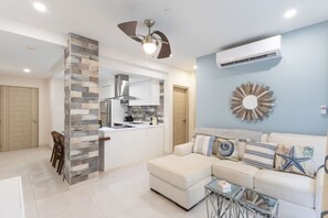 Smart TV - 2BR Condo w/ Stunning Pool view | Aracari 17 by Bocobay (Noord)