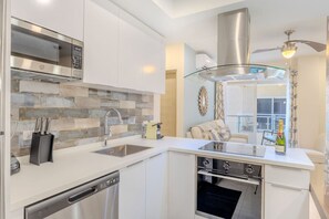 Fridge, microwave, oven, stovetop - Luxury Palm Beach Condo Aracari 17 by Bocobay (Noord)
