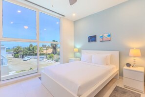 2 soverom, safe på rommet, strykejern/-brett og reiseseng for barn