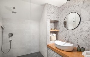 Douche, sèche-cheveux