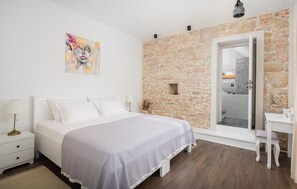 3 chambres, coffres-forts dans les chambres, lit parapluie