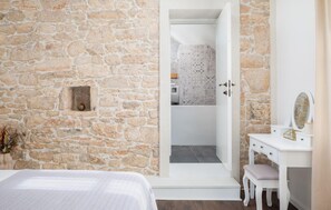 3 bedrooms, in-room safe, travel cot, free WiFi