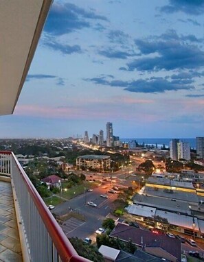 Apartamento panorámico, 2 habitaciones, vistas al mar | Vistas del balcón