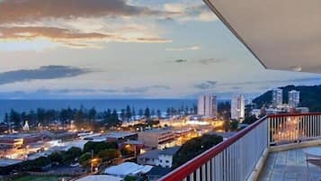 Apartamento panorâmico, 2 quartos, vista para o oceano | Terraço/pátio