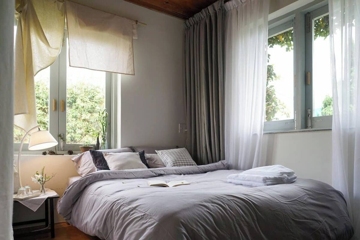 Quarto casal luxo, vista para a cidade | 1 quarto, cortinas blackout, ferros/tábuas de passar roupa