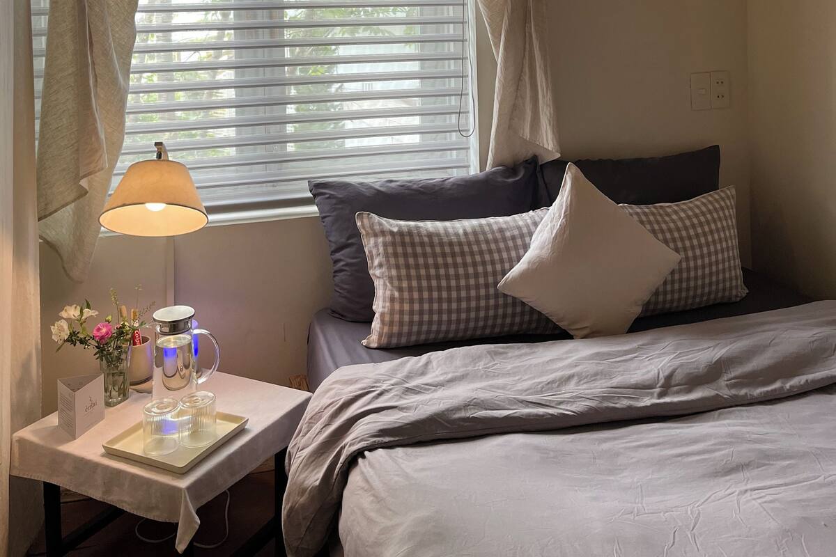 Quarto casal luxo, vista para a cidade | 1 quarto, cortinas blackout, ferros/tábuas de passar roupa