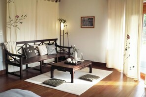 Chambre Classique, vue vallée | Salle de bain | Ensemble douche/baignoire, articles de toilette gratuits, sÚche-cheveux