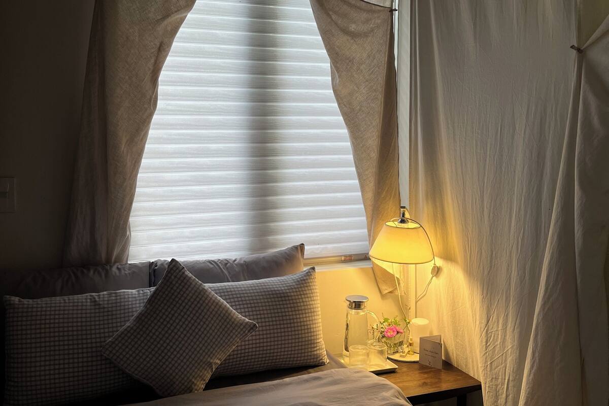 Quarto casal luxo de uso individual, vista para a cidade | 1 quarto, cortinas blackout, ferros/tábuas de passar roupa