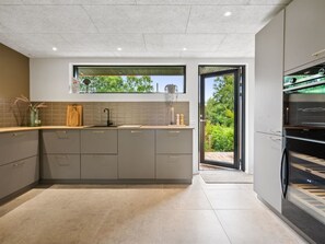Refrigerador, microondas, lavavajillas y utensilios de cocina