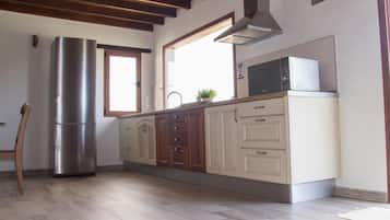 Een koelkast, een magnetron, een koffiezetapparaat/waterkoker