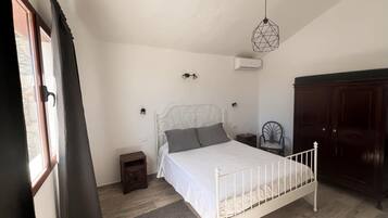 3 slaapkamers, een strijkplank/strijkijzer, internet, beddengoed