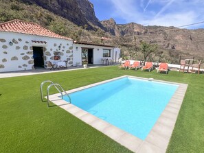 Pool - Casa Abuela María: stunning views, garden pool (San Bartolomé de Tirajana)