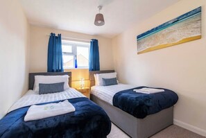 4 habitaciones, tabla de planchar con plancha, wifi y ropa de cama