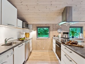 Refrigerador, microondas, lavavajillas y utensilios de cocina