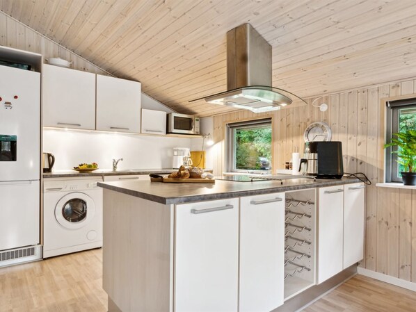 Refrigerador, microondas, lavavajillas y utensilios de cocina